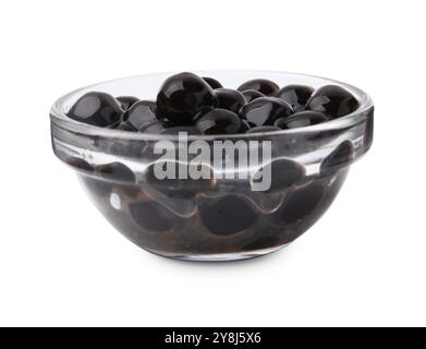 Perle di tapioca scure in ciotola isolate su bianco Foto Stock