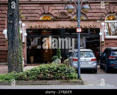 Francoforte, Germania - 31 marzo 2024: Esterno dell'Hotel Palmenhof a Francoforte sul meno, con una facciata classica con auto parcheggiate e vegetazione davanti all'ingresso Foto Stock