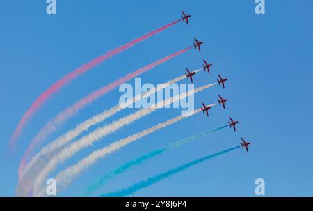 Duxford, Cambridgeshire, Regno Unito. 5 ottobre 2024. Il RAF Aerobatic Team, The Red Arrows, esegue uno spettacolare flypast con il famoso fumo rosso, bianco e blu al Flying finale di IWM Duxford. Questa fu l'ultima esposizione pubblica per le frecce rosse nel 2024. Crediti: Stuart Robertson/Alamy Live News. Foto Stock