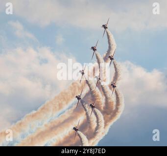 Duxford, Cambridgeshire, Regno Unito. 5 ottobre 2024. Il RAF Aerobatic Team, The Red Arrows, esegue uno spettacolare flypast con fumo al Flying finale di IWM Duxford. Questa fu l'ultima esposizione pubblica per le frecce rosse nel 2024. Crediti: Stuart Robertson/Alamy Live News. Foto Stock