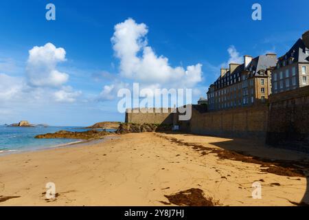 Vista della costa della città con spiagge con bassa marea in una giornata estiva di sole, Saint-Malo, Bretagna . Foto Stock