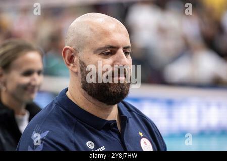 Stoccarda, Germania. 5 ottobre 2024. Konstantin Bitter (allenatore Allianz MTV Stoccarda) - nachdenklich/GER, Allianz MTV Stuttgart vs. VC Wiesbaden Volleyball Bundesliga, VBL, Spielzeit 2024/2025, 05.10.2024 foto: Eibner/Sandy Dinkelacker credito: dpa/Alamy Live News Foto Stock