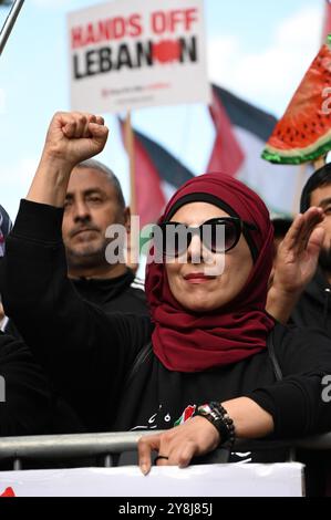 LONDRA, INGHILTERRA: 5 ottobre 2024: Un anno dopo, il genocidio a Gaza è ancora in corso in un raduno fuori Downing Street a Londra, Regno Unito. Qual è la sua definizione di democrazia? Il Regno Unito, gli Stati Uniti e la NATO hanno fornito armi a Israele per commettere un genocidio contro civili palestinesi disarmati, compresi bambini e bambini. Credito: Vedi li/Picture Capital/Alamy Live News Foto Stock