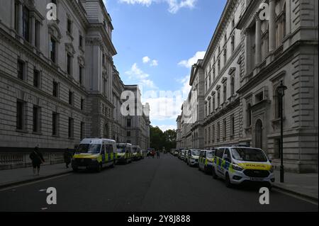 LONDRA, INGHILTERRA: 5 ottobre 2024: Un anno dopo, il genocidio a Gaza è ancora in corso in un raduno fuori Downing Street a Londra, Regno Unito. Qual è la sua definizione di democrazia? Il Regno Unito, gli Stati Uniti e la NATO hanno fornito armi a Israele per commettere un genocidio contro civili palestinesi disarmati, compresi bambini e bambini. Credito: Vedi li/Picture Capital/Alamy Live News Foto Stock