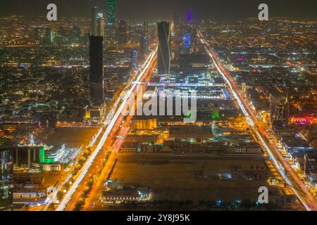 Panorama notturno del centro città con i grattacieli della città di Riyadh, al Riyadh, Arabia Saudita Foto Stock