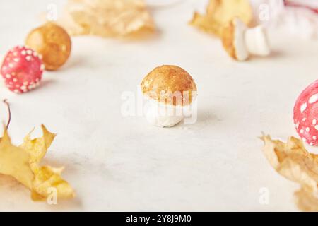 Funghi delizia, funghi marshmallow commestibili in stile amanitas boschivo, ideali per aggiungere un'atmosfera da foresta incantata alle campagne di dessert. Foto Stock