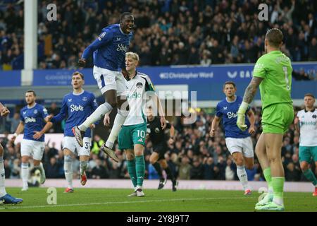 Liverpool, Regno Unito. 5 ottobre 2024. Abdoulaye Doucoure dell'Everton è felice di festeggiare davanti ad Anthony Gordon del Newcastle United dopo che il Newcastle ha visto il suo rigore parato da Jordan Pickford, il portiere dell'Everton. Partita di Premier League, Everton contro Newcastle Utd al Goodison Park di Liverpool sabato 5 ottobre 2024. Questa immagine può essere utilizzata solo per scopi editoriali. Solo per uso editoriale, foto di Chris Stading/Andrew Orchard fotografia sportiva/Alamy Live news credito: Andrew Orchard fotografia sportiva/Alamy Live News Foto Stock