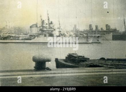 Seconda guerra mondiale - Porto di Napoli, Italia 1942 - nave da guerra italiana Foto Stock