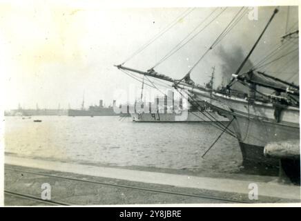 Seconda guerra mondiale - Porto di Napoli, Italia 1942 - nave da guerra italiana Foto Stock