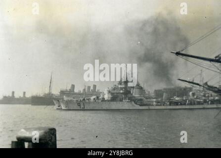 Seconda guerra mondiale - Porto di Napoli, Italia 1942 - nave da guerra italiana Foto Stock