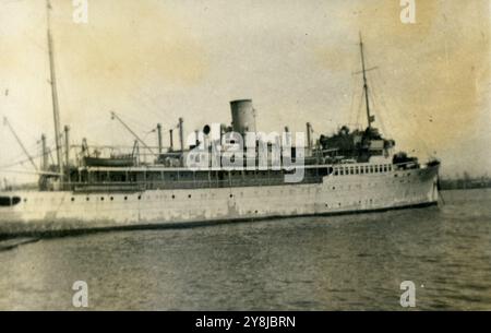 Seconda guerra mondiale - Porto di Napoli, Italia 1942 - nave da guerra italiana Foto Stock