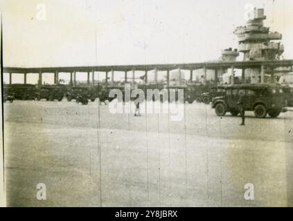 Seconda guerra mondiale - Porto di Napoli, Italia 1942 - imbarco tedesco afrika korps in Nord africa Foto Stock