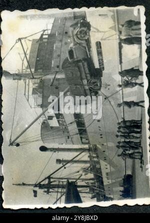 Seconda guerra mondiale - Porto di Napoli, Italia 1942 - imbarco tedesco afrika korps in Nord africa Foto Stock