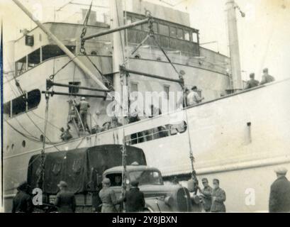 Seconda guerra mondiale - Porto di Napoli, Italia 1942 - imbarco tedesco afrika korps in Nord africa Foto Stock