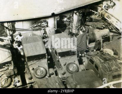 Seconda guerra mondiale - Porto di Napoli, Italia 1942 - imbarco tedesco afrika korps in Nord africa Foto Stock
