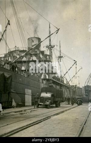 Seconda guerra mondiale - Porto di Napoli, Italia 1942 - imbarco tedesco afrika korps in Nord africa Foto Stock