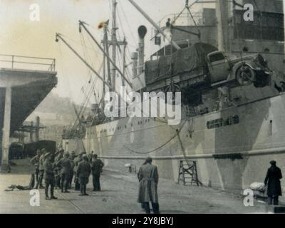 Seconda guerra mondiale - Porto di Napoli, Italia 1942 - imbarco tedesco afrika korps in Nord africa Foto Stock