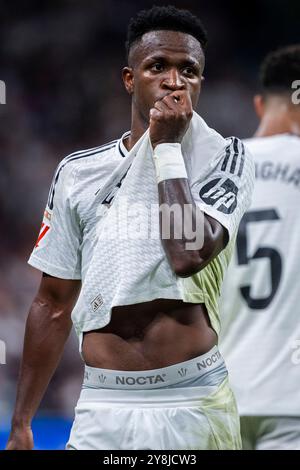 Madrid, Madrid, Spagna. 5 ottobre 2024. Vinicius Junior del Real Madrid CF celebra il suo gol durante la partita di calcio della Liga EA Sports 2024/25 tra il Real Madrid CF e il Villarreal CF all'Estadio Santiago Bernabeu il 5 ottobre 2024 a Madrid, Spagna. (Credit Image: © Alberto Gardin/ZUMA Press Wire) SOLO PER USO EDITORIALE! Non per USO commerciale! Foto Stock