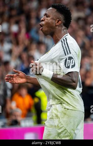 Madrid, Madrid, Spagna. 5 ottobre 2024. Vinicius Junior del Real Madrid CF celebra il suo gol durante la partita di calcio della Liga EA Sports 2024/25 tra il Real Madrid CF e il Villarreal CF all'Estadio Santiago Bernabeu il 5 ottobre 2024 a Madrid, Spagna. (Credit Image: © Alberto Gardin/ZUMA Press Wire) SOLO PER USO EDITORIALE! Non per USO commerciale! Foto Stock