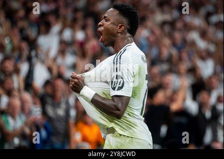 Madrid, Madrid, Spagna. 5 ottobre 2024. Vinicius Junior del Real Madrid CF celebra il suo gol durante la partita di calcio della Liga EA Sports 2024/25 tra il Real Madrid CF e il Villarreal CF all'Estadio Santiago Bernabeu il 5 ottobre 2024 a Madrid, Spagna. (Credit Image: © Alberto Gardin/ZUMA Press Wire) SOLO PER USO EDITORIALE! Non per USO commerciale! Foto Stock