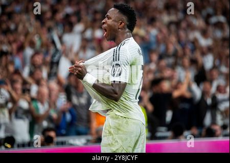 Madrid, Madrid, Spagna. 5 ottobre 2024. Vinicius Junior del Real Madrid CF celebra il suo gol durante la partita di calcio della Liga EA Sports 2024/25 tra il Real Madrid CF e il Villarreal CF all'Estadio Santiago Bernabeu il 5 ottobre 2024 a Madrid, Spagna. (Credit Image: © Alberto Gardin/ZUMA Press Wire) SOLO PER USO EDITORIALE! Non per USO commerciale! Foto Stock