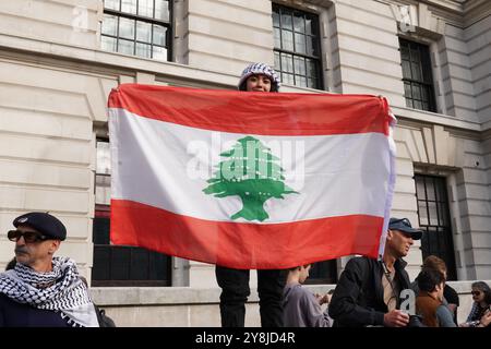 Regno Unito, Londra, 5 ottobre 2024: Circa centomila persone hanno marciato oggi attraverso il centro di Londra per chiedere un cessate la loro attività a Gaza, mentre i problemi nel Medio Oriente si intensificano ulteriormente. Crediti: Natahsa Quarmby/ALAMYLive News crediti: Natasha Quarmby/Alamy Live News Foto Stock