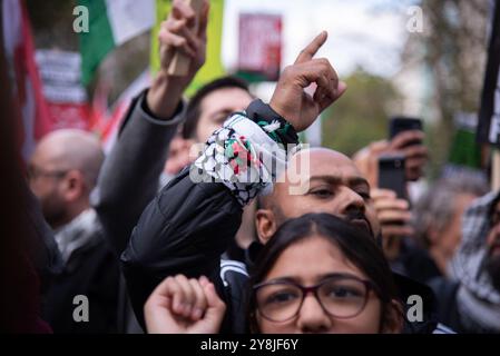 Londra, Regno Unito. 5 ottobre 2024. I manifestanti cantano slogan durante il Demo nazionale-un anno dopo: Fine del genocidio a Gaza - mani fuori dal Libano - Smettila di armare la marcia israeliana. (Foto di Loredana Sangiuliano/SOPA Images/Sipa USA) credito: SIPA USA/Alamy Live News Foto Stock