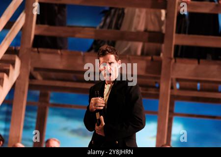 Madrid, Spagna. 5 ottobre 2024. I cantanti si esibiscono durante la rappresentazione dell'opera MARINA sul palco al Teatro Zarzuela il 5 ottobre 2024 a Madrid, Spagna. Crediti: SIPA USA/Alamy Live News Foto Stock