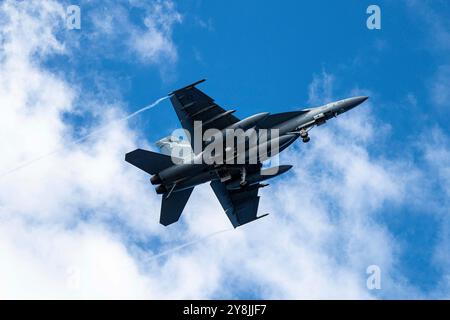 Oceano Pacifico, acque internazionali. 3 ottobre 2024. UNA U. L'F/A-18E Super Hornet della Marina degli Stati Uniti, con il Fist of the Fleet of Strike Fighter Squadron 25, passa sopra il ponte di volo della portaerei classe Nimitz, la USS Theodore Roosevelt, operante nell'Oceano Pacifico, il 3 ottobre 2024 nelle acque internazionali. Credito: MC2 Ikia Walker/U.S. Navy/Alamy Live News Foto Stock