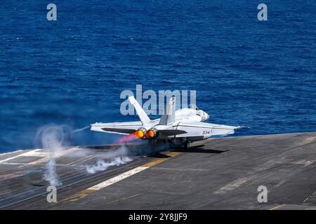 Oceano Pacifico, acque internazionali. 3 ottobre 2024. UNA U. Il caccia F/A-18E Super Hornet della Marina degli Stati Uniti, con il Blue Blasters dello Strike Fighter Squadron 34, decolla dal ponte di volo della portaerei classe Nimitz USS Theodore Roosevelt, operante nell'Oceano Pacifico, il 3 ottobre 2024 nelle acque internazionali. Credito: MC2 Ikia Walker/U.S. Navy/Alamy Live News Foto Stock