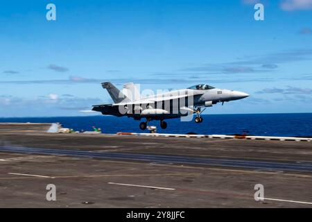 Oceano Pacifico, acque internazionali. 3 ottobre 2024. UNA U. L'F/A-18E Super Hornet della Marina militare statunitense, con il Flying Checkmates dello Strike Fighter Squadron 211, decolla dal ponte di volo della portaerei classe Nimitz USS Theodore Roosevelt, operante nell'Oceano Pacifico, il 3 ottobre 2024 nelle acque internazionali. Credito: MC2 Ikia Walker/U.S. Navy/Alamy Live News Foto Stock