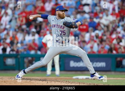 Philadelphia, Stati Uniti. 5 ottobre 2024. Il lanciatore Reed Garrett dei New York Mets lanciò contro i Philadelphia Phillies nel sesto inning della MLB NLDS al Citizens Bank Park di Philadelphia, Pennsylvania, sabato 5 ottobre 2024. Foto di Laurence Kesterson/UPI credito: UPI/Alamy Live News Foto Stock