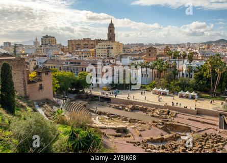 Paesaggio urbano di Malaga con le rovine del Teatro Romano e la Cattedrale di Malaga, Spagna Foto Stock