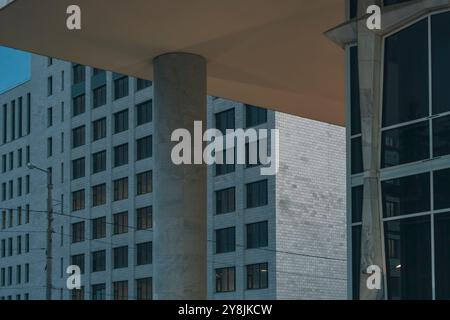 Una vista astratta dei moderni edifici di uffici con colonne e grandi finestre. Il design minimalista enfatizza i motivi geometrici e la struttura, wi Foto Stock