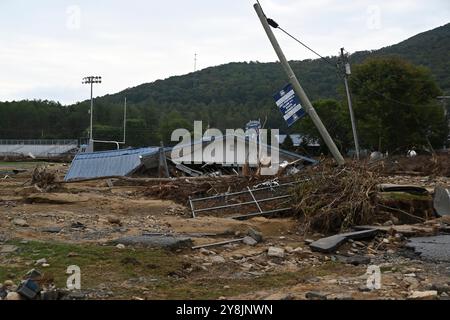 Hampton, Stati Uniti. 4 ottobre 2024. Il campo della Hampton High School crollò a causa delle inondazioni causate dall'uragano Helene, il 4 ottobre 2024 ad Hampton, Tennessee. Crediti: SRA XDTCStevens/US Air Force Photo/Alamy Live News Foto Stock