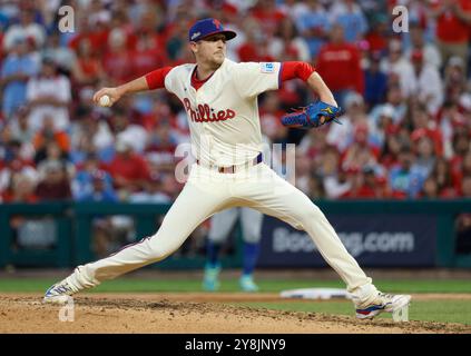 Philadelphia, Stati Uniti. 5 ottobre 2024. Jeff Hoffman lanciatore di rilievo dei Philadelphia Phillies lancia contro i New York Mets nell'ottavo inning in gara uno dei MLB NLDS al Citizens Bank Park di Philadelphia, Pennsylvania, sabato 5 ottobre 2024. Foto di Laurence Kesterson/UPI credito: UPI/Alamy Live News Foto Stock