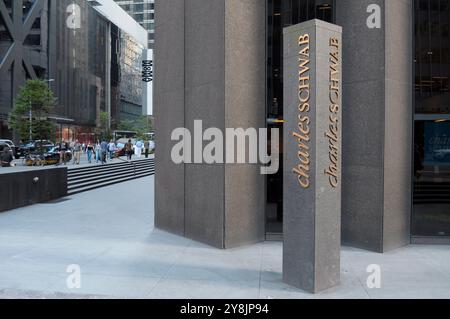 Un ramo di Charles Schwab si trova a Manhattan, New York. Foto Stock