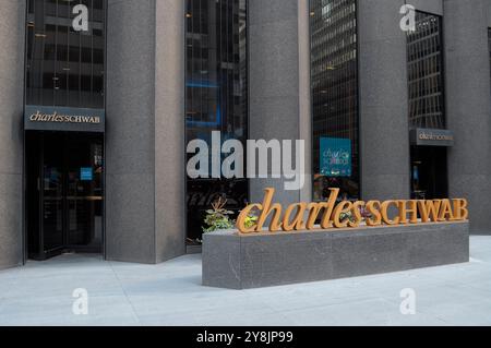 Un ramo di Charles Schwab si trova a Manhattan, New York. Foto Stock