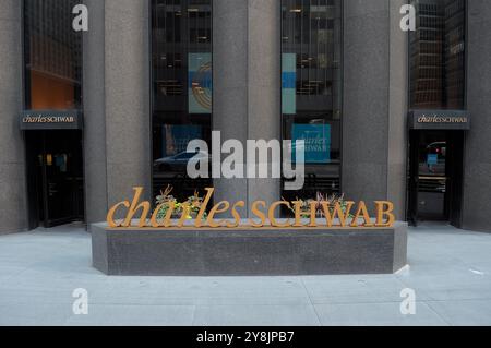 Un ramo di Charles Schwab si trova a Manhattan, New York. Foto Stock