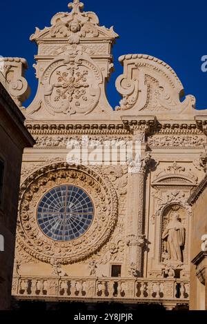 Gli splendidi dettagli barocchi di Santa Croce nella città di Lecce, Puglia, Italia. Foto Stock