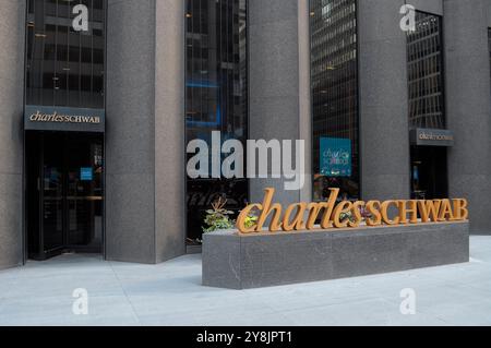 New York, Stati Uniti. 4 ottobre 2024. Un ramo di Charles Schwab si trova a Manhattan, New York. (Foto di Jimin Kim/SOPA Images/Sipa USA) credito: SIPA USA/Alamy Live News Foto Stock