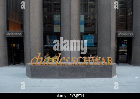 New York, Stati Uniti. 4 ottobre 2024. Un ramo di Charles Schwab si trova a Manhattan, New York. (Foto di Jimin Kim/SOPA Images/Sipa USA) credito: SIPA USA/Alamy Live News Foto Stock