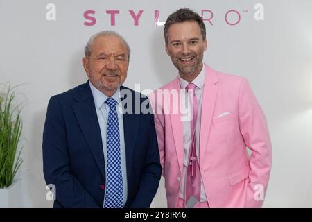 Lord Alan Sugar e Tom Pellereau lanciano l'ultima gamma di prodotti STYLPRO, tra cui l'innovativa maschera LED ad alte prestazioni e a prezzi accessibili, a Covent Garden di Londra. Tom ha vinto l'edizione britannica di The Apprentice e ha ottenuto un investimento di 250.000 sterline da Lord Alan Sugar, uno degli imprenditori più noti del Regno Unito. Dopo 13 anni Tom e Lord Sugar sono ancora in affari insieme e il business ha visto una crescita significativa. Con: Lord Alan Sugar, Tom Pellereau dove: Londra, Regno Unito quando: 04 Set 2024 crediti: Phil Lewis/WENN Foto Stock