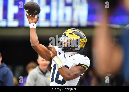 Seattle, Washington, Stati Uniti. 5 ottobre 2024. Il quarterback dei Michigan Wolverines Alex Orji (10) alla partita di football NCAA tra i Michigan Wolverines e i Washington Huskies a Seattle, Washington. Steve Faber/CSM/Alamy Live News Foto Stock