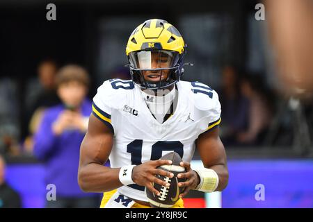 Seattle, Washington, Stati Uniti. 5 ottobre 2024. Il quarterback dei Michigan Wolverines Alex Orji (10) prima della partita di football NCAA tra i Michigan Wolverines e i Washington Huskies a Seattle, Washington. Steve Faber/CSM/Alamy Live News Foto Stock