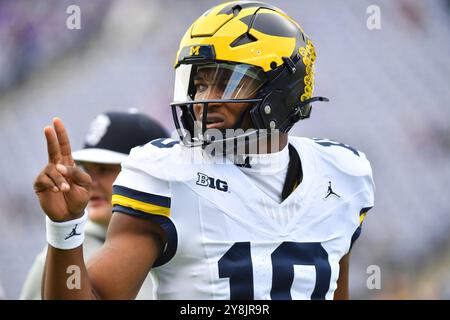 Seattle, Washington, Stati Uniti. 5 ottobre 2024. Il quarterback dei Michigan Wolverines Alex Orji (10) prima della partita di football NCAA tra i Michigan Wolverines e i Washington Huskies a Seattle, Washington. Steve Faber/CSM/Alamy Live News Foto Stock