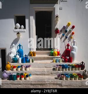 Gli splendidi vicoli di locorotondo, il bianco villaggio mediterraneo in Puglia, italia meridionale. Foto Stock