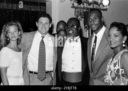 Steve Young e fidanzata con Jerry Rice e moglie Jacqueline Oakland California 1990. Crediti: Ross Pelton/MediaPunch Foto Stock