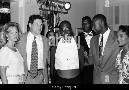 Steve Young e fidanzata con Jerry Rice e moglie Jacqueline Oakland California 1990. Crediti: Ross Pelton/MediaPunch Foto Stock