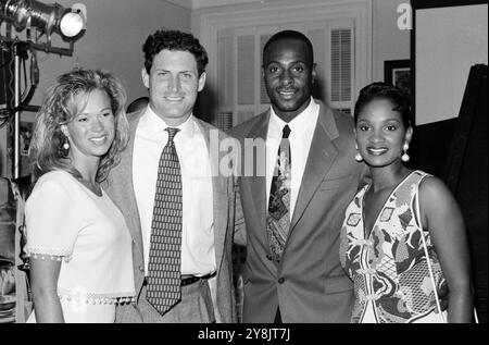 Steve Young e fidanzata con Jerry Rice e moglie Jacqueline Oakland California 1990. Crediti: Ross Pelton/MediaPunch Foto Stock